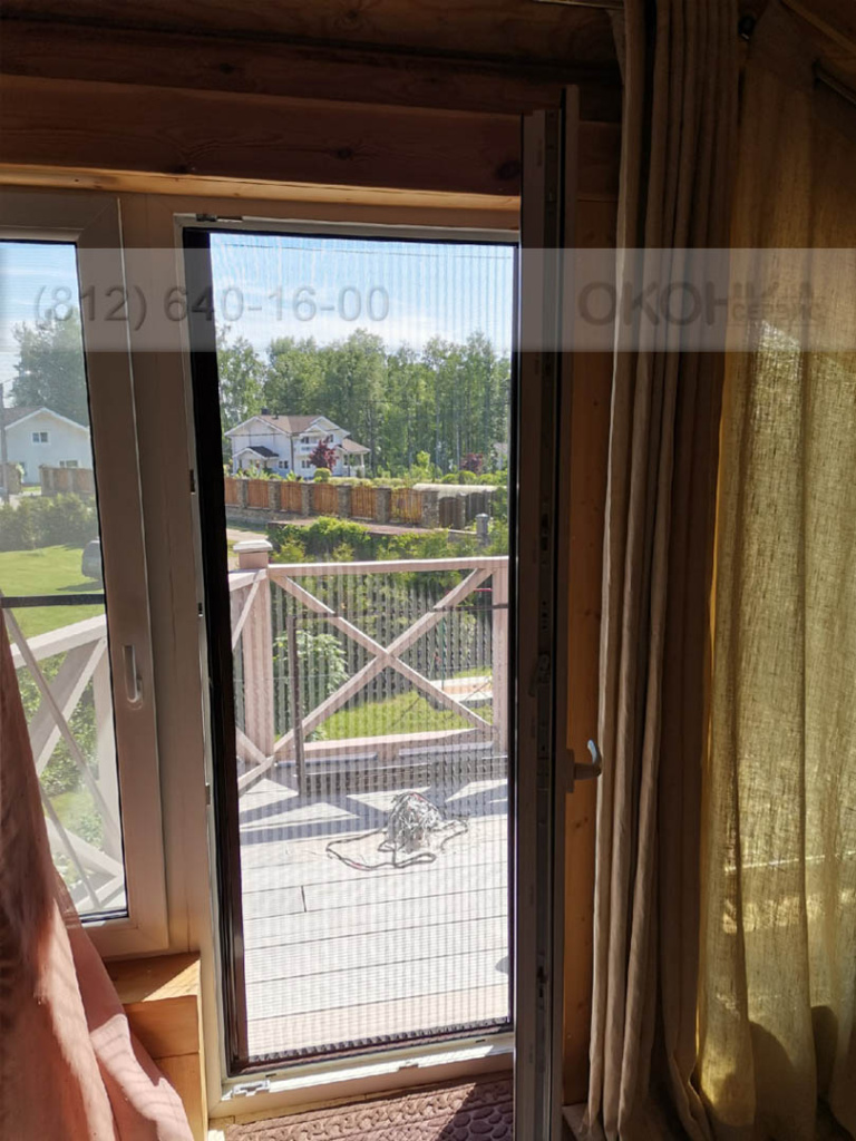 Москитная сетка плиссе на балконную дверь - вид изнутри помещения