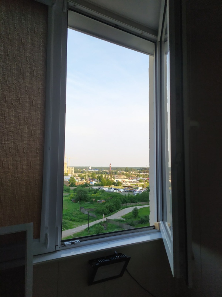 Вид из окна ДО установки москитки "Антипыль"