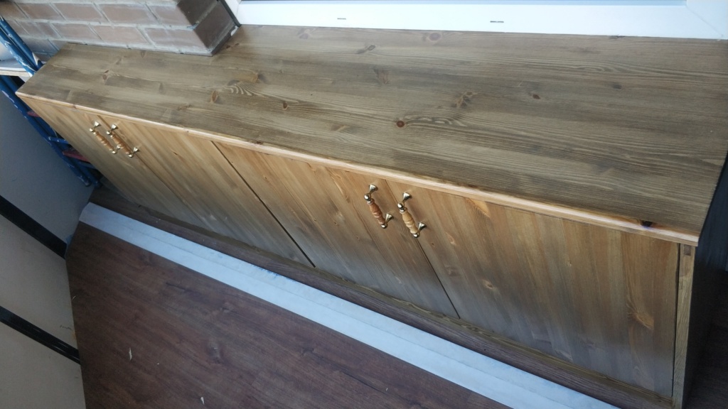 Шкафчик с деревянной столешницей на балкон