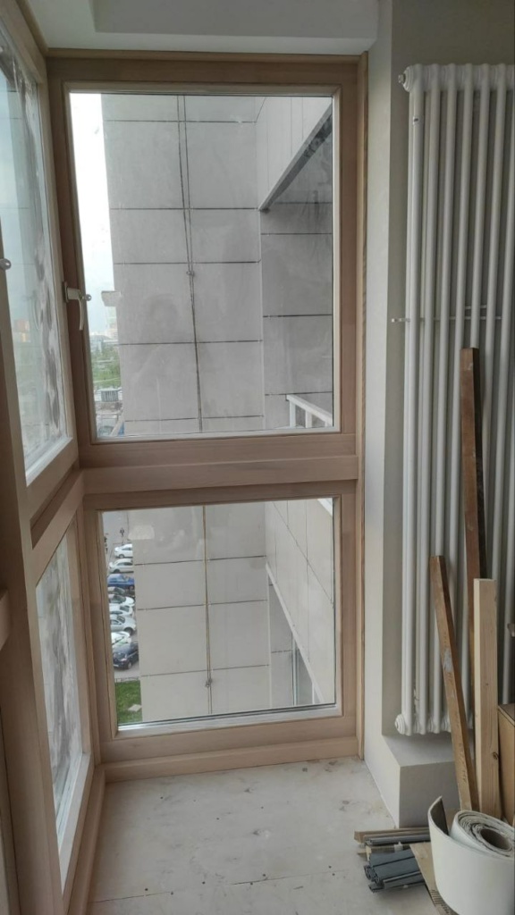 Декоративное утепление балкона из лиственницы